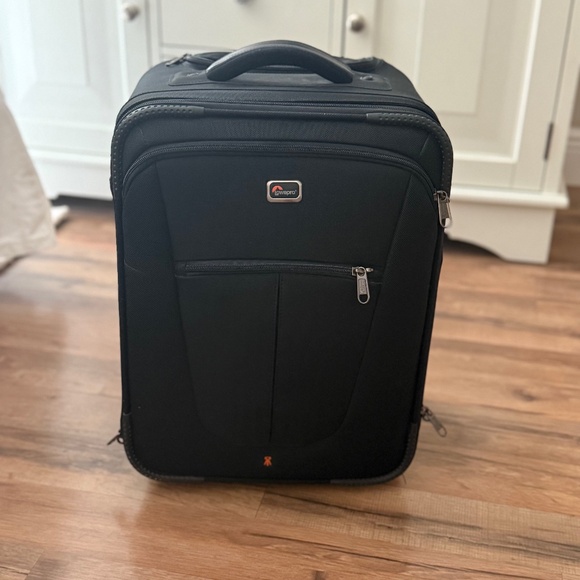 Lowepro rolling camera suitcase - carry on size 18" - Picture 1 of 13